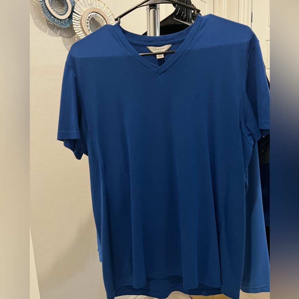 Calvin Klein Men's Large Blue Short Sleeve V-Neck Tee Shirt